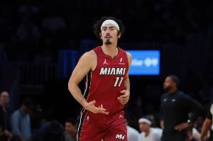 稳定输出!哈克斯半场8中4拿到11分2助 得分全队最高